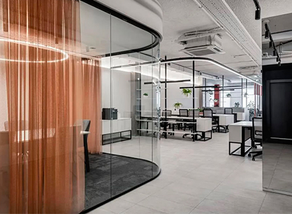 能滿足功能需求且明亮的辦公室裝修設計空間是如何打造的——俄羅斯科技公司